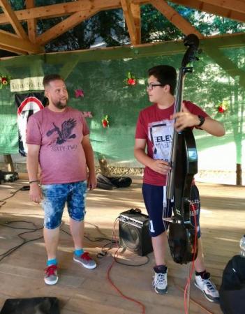 A koncert után még velünk maradtak a zenészek egy kis beszélgetésre, hangszersimogatásra...