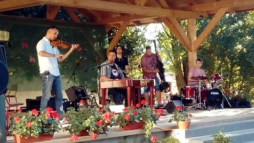 A Cimbaliband fergeteges hangulatú, egyórás élő koncertet adott nekünk.